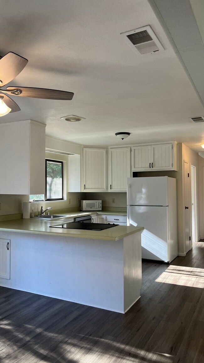 Building Photo - 12003 Lakeshore S