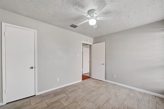 Building Photo - 4511 Bayou Vista Dr