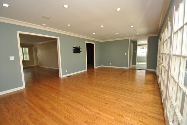 Building Photo - Stunning Colonial Revival in Bixby Knolls