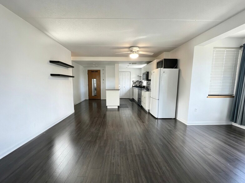 Living room - 100 Ledgewood Dr