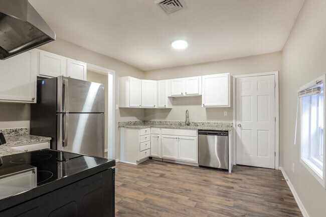 Building Photo - 1515 Villa Ave