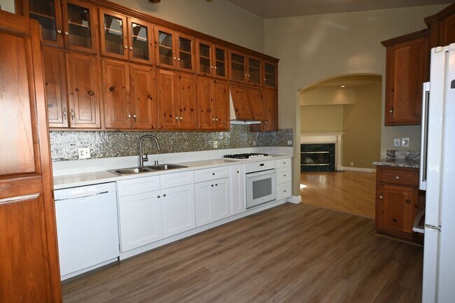 Building Photo - Beautiful Mission Viejo 5 bedroom 2.5 bathroom plus den home