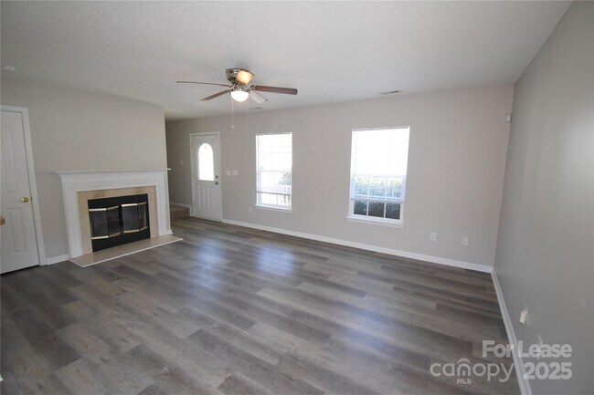 Building Photo - 8139 Chatham Oaks Dr