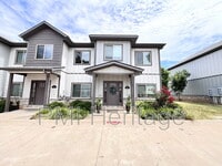 Building Photo - 418 NW Retreat Ln