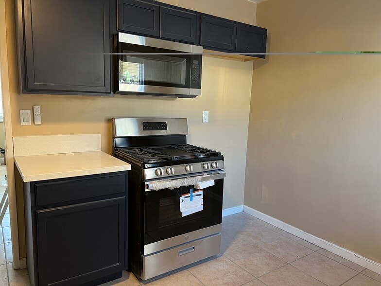 Building Photo - 576 N Wilson Ave