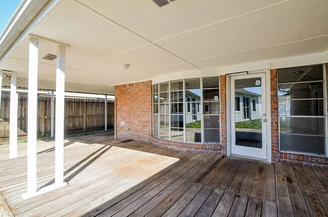 Building Photo - 9215 Sharpcrest St