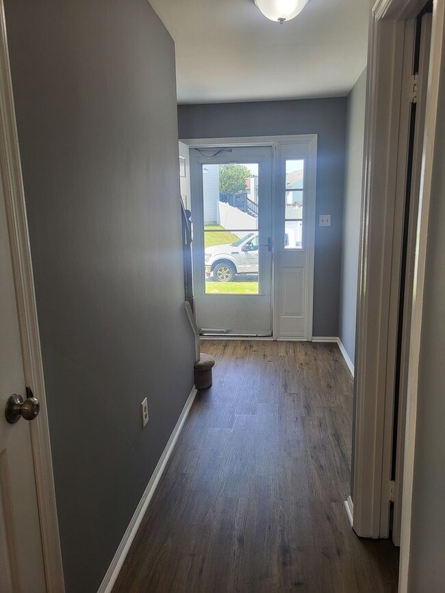 Building Photo - Wellington Woods II - 3BR/2.5BA End-Unit T...