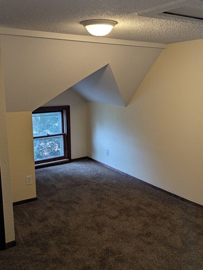 Building Photo - 5 Bedroom 2.5 Bath 3 Story House