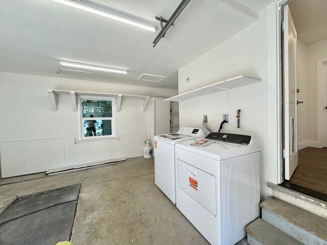 Building Photo - ADA470-474