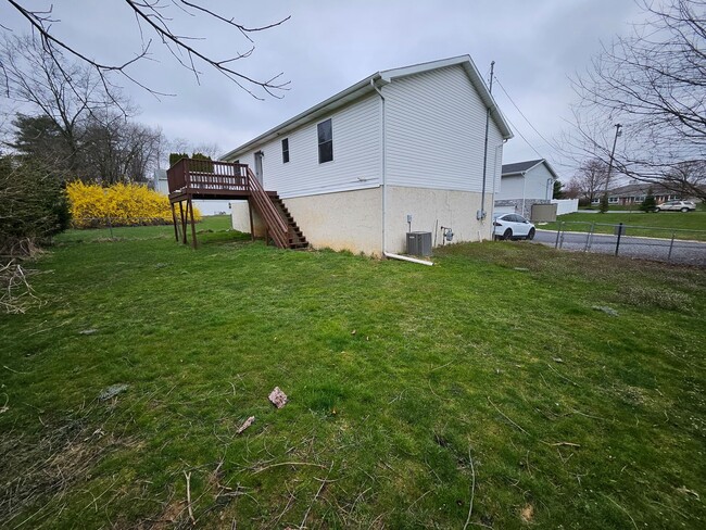 Building Photo - 2105 Circleville Rd