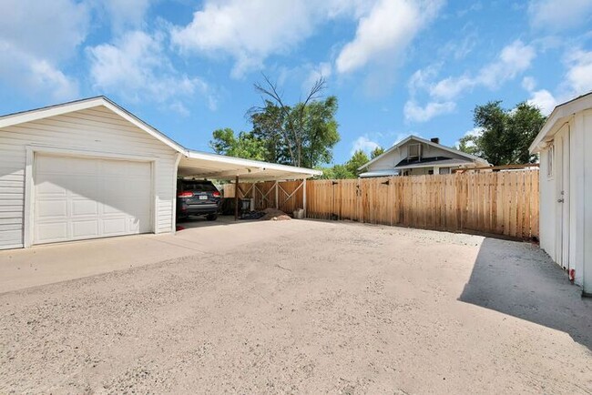 Building Photo - Elegant 1BR Basement Suite in Downtown His...