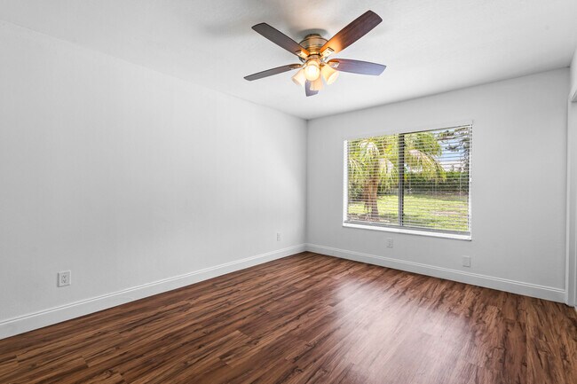 Building Photo - 766 SW Belmont Cir