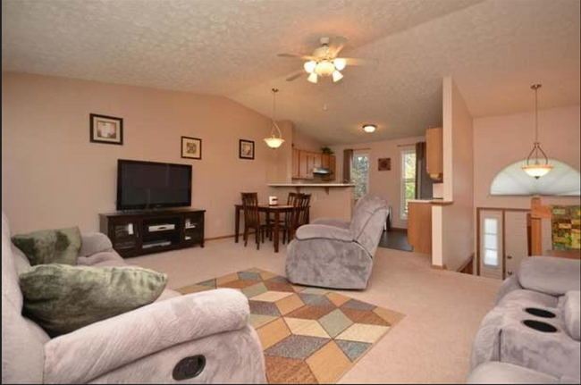 upstairs living room - 5215 Bonner Dr