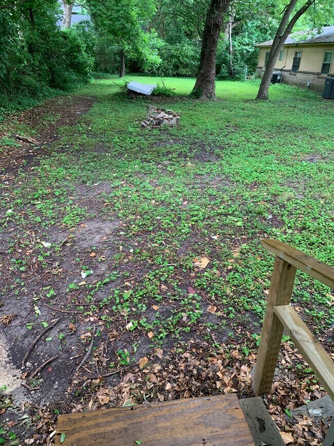 Building Photo - 817 W Matthews Ave