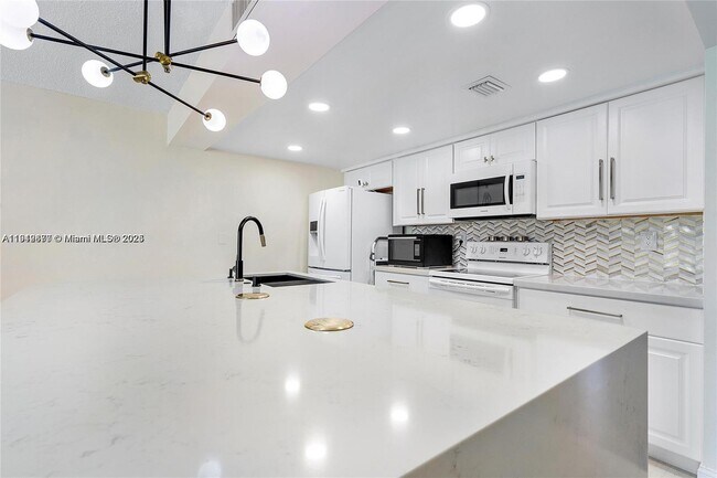 Building Photo - 1281 W Fairway Rd