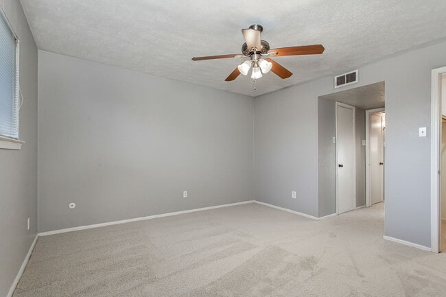 Building Photo - 10248 Regal Oaks Dr