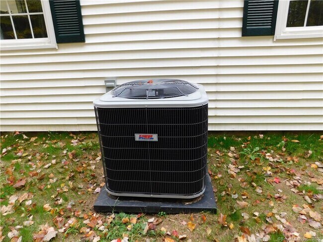 Building Photo - 372 Bushy Hill Rd