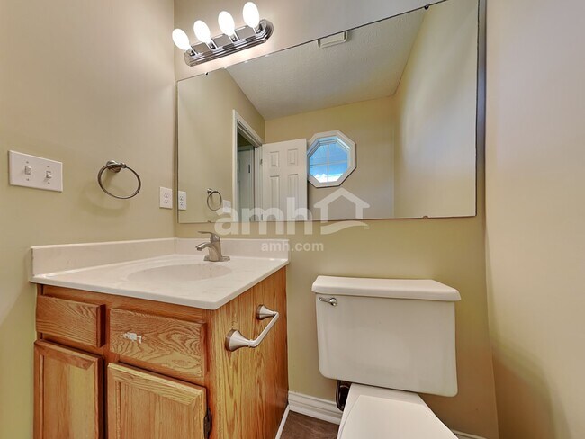 Building Photo - 8428 Stratford Ct