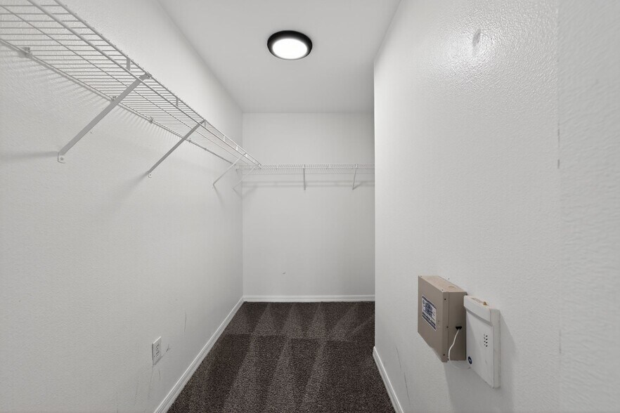 Building Photo - 10629 Shady Preserve Dr
