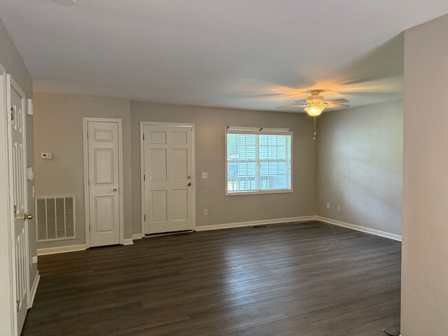 Building Photo - Spacious 3 Bedroom, 2 Bath Home with Garag...