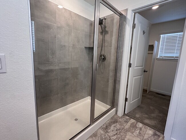Building Photo - ~$1,000 OFF ONE MONTH'S RENT~ Stunning Thr...