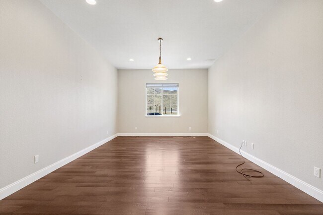 Building Photo - 1015 N Cantlon Ln
