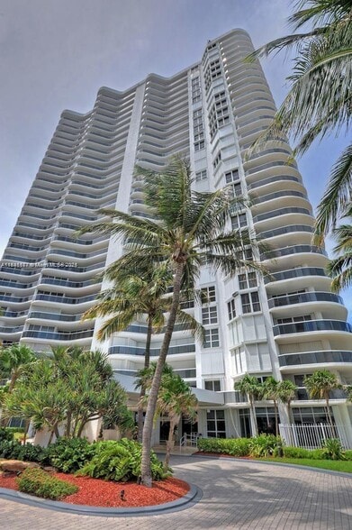 Primary Photo - 16711 Collins Ave