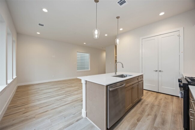 Building Photo - 6119 Campos Dr