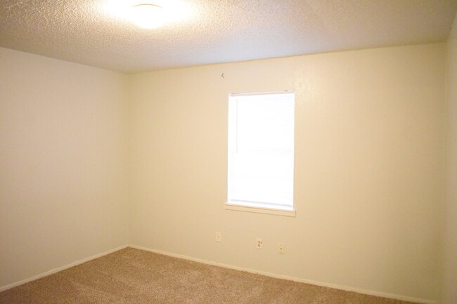 Building Photo - Updated Duplex in a Wonderful Central Loca...