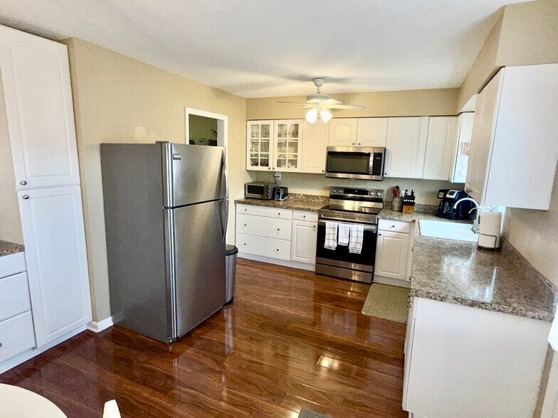 Kitchen - 203 Columbia Cmn