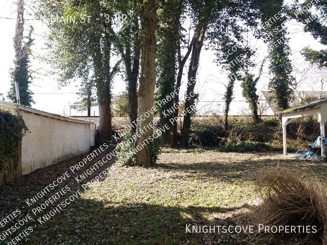 Building Photo - Beautiful, large historic home with origin...