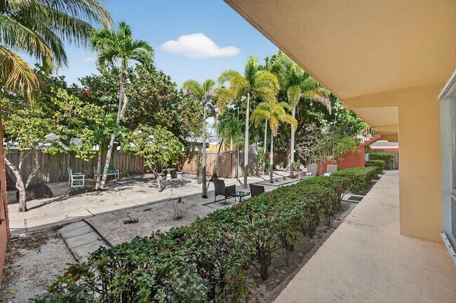 Building Photo - 2624 NE 30th Pl