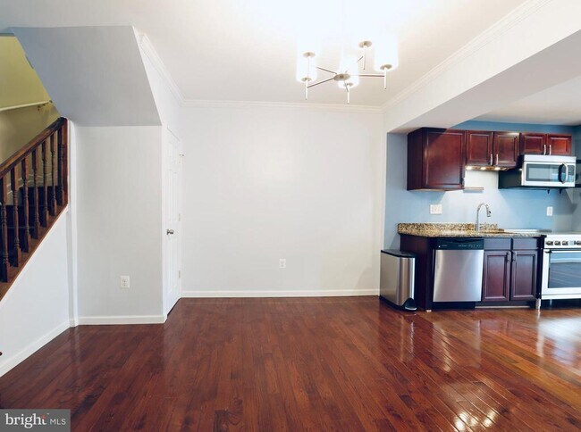 Building Photo - 2408 2nd St NE