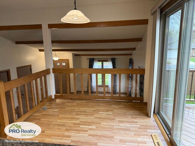 Building Photo - 3 Bedroom Home in Shoreview