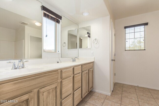 Building Photo - 2258 S Ponderosa Dr