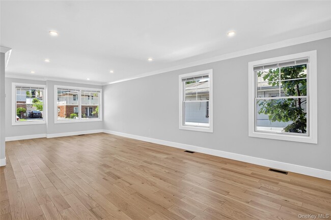 Building Photo - 42 Linwood Rd N