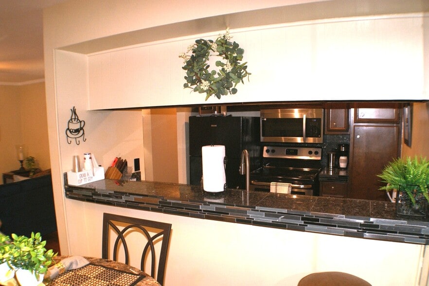 Building Photo - 8702 Village Dr