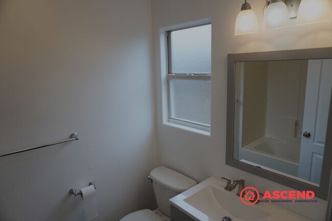 Building Photo - North Bakersfield 3 Bed + Den | Spacious Yard