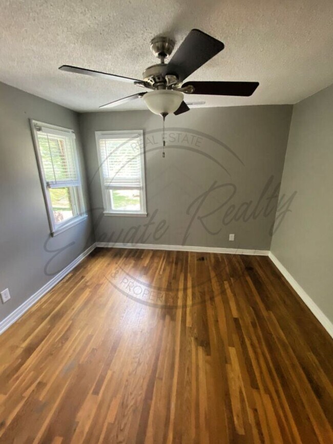 Building Photo - Two Bedroom Ranch Style Apartment Near BNA on Special!