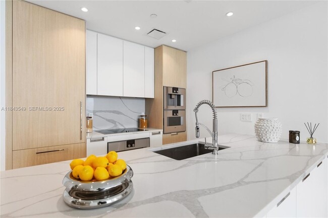 Building Photo - 15701 Collins Ave