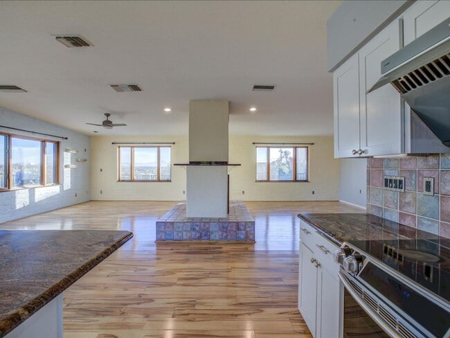 Building Photo - 4 Bedrooms, 3 Bathrooms