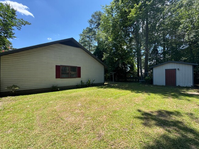 Building Photo - Charming 3 Bed 2.5 Bath Fayetteville Home