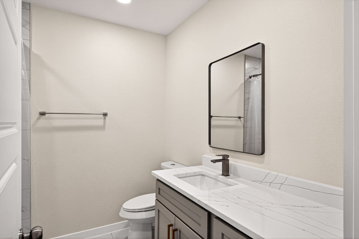 Building Photo - 631 E Mistletoe