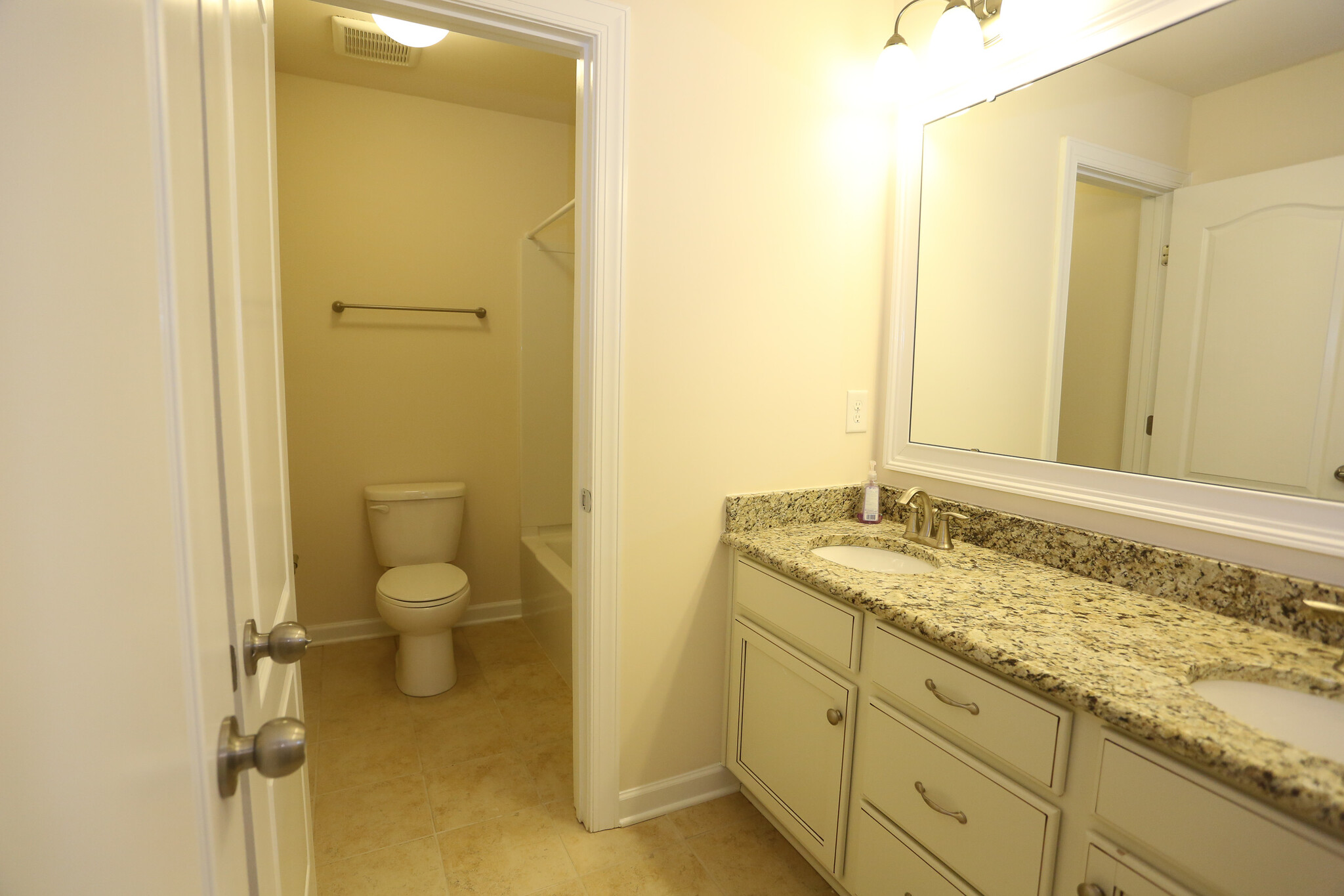 Upstairs full hallway bath with double vanities and shower tub. - 2001 Trading Path Lane