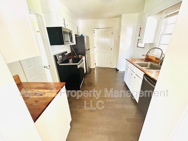 Building Photo - 5018 Golfview Dr