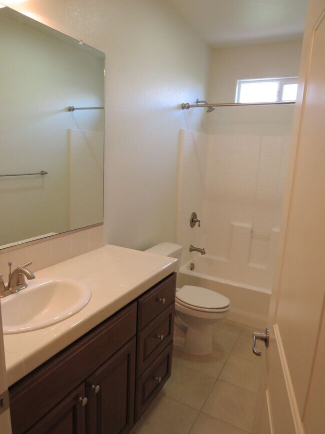 Building Photo - 305 Hampton Dr