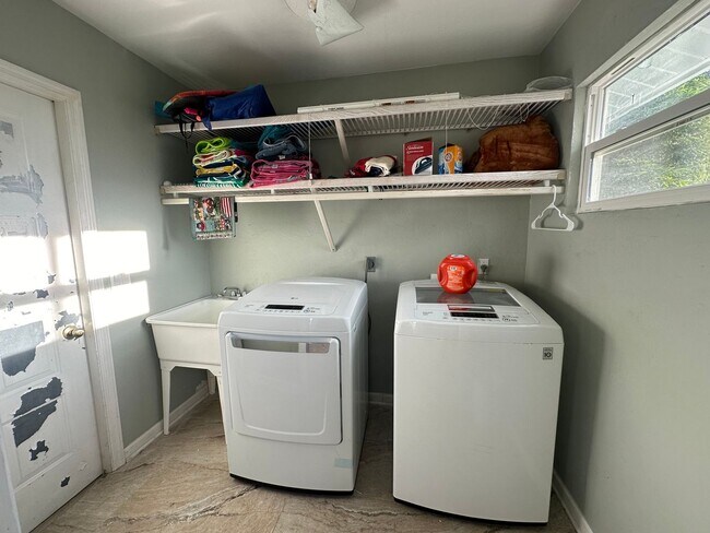 Building Photo - ** 3/2.5 Private Oasis Furnished or Unfurn...