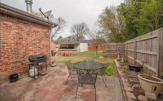 Building Photo - "Charming 2-Bed Home with Spacious 1700 Sq Ft Layout, FENCED yard!"