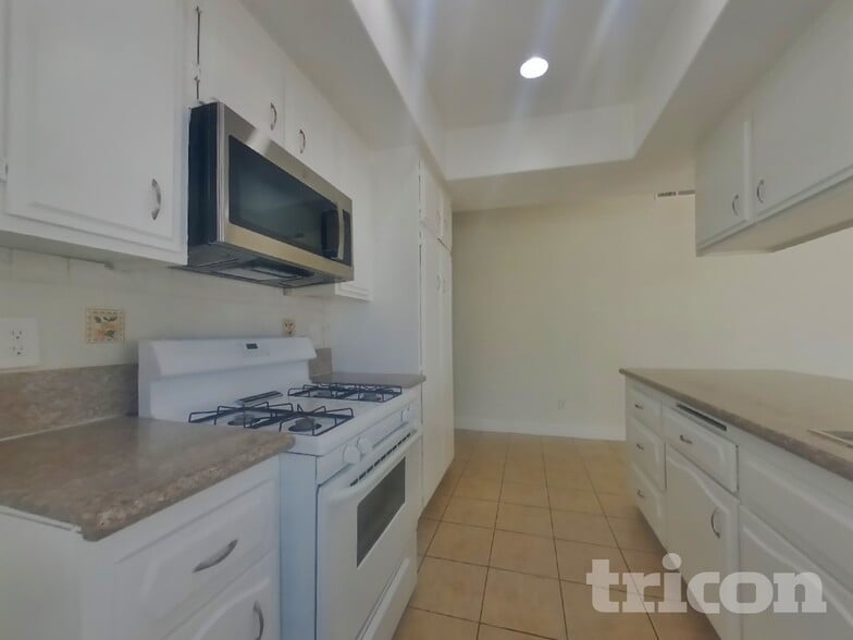 Building Photo - 14353 Victor Dr