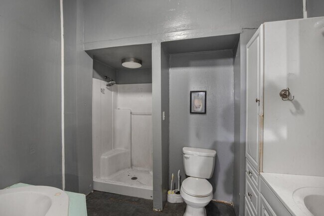 Building Photo - 124 12th St
